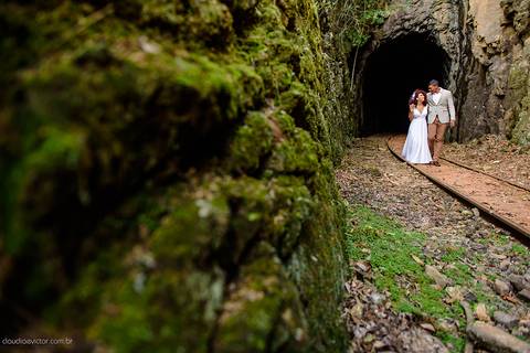Lindo casamento com cerimônia realizada na praia de coqueiral de aracruz por fotógrafos de casamento vila velha fotógrafos de casamento vitória fotógrafos de casamento de serra esp santo es com noivo noiva e ensaio externo no bambuzal e na linha de trem'