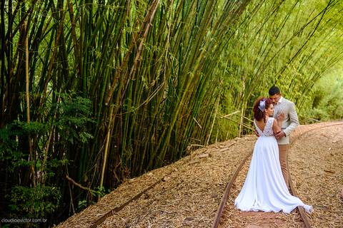 Lindo casamento com cerimônia realizada na praia de coqueiral de aracruz por fotógrafos de casamento vila velha fotógrafos de casamento vitória fotógrafos de casamento de serra esp santo es com noivo noiva e ensaio externo no bambuzal e na linha de trem'