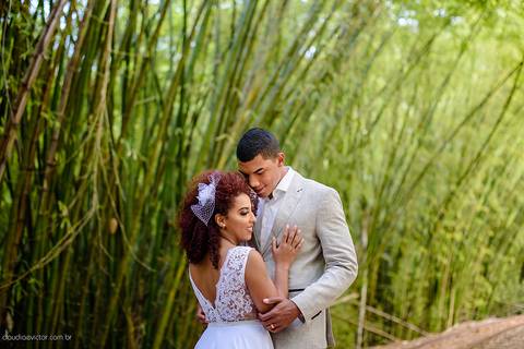 Lindo casamento com cerimônia realizada na praia de coqueiral de aracruz por fotógrafos de casamento vila velha fotógrafos de casamento vitória fotógrafos de casamento de serra esp santo es com noivo noiva e ensaio externo no bambuzal e na linha de trem'