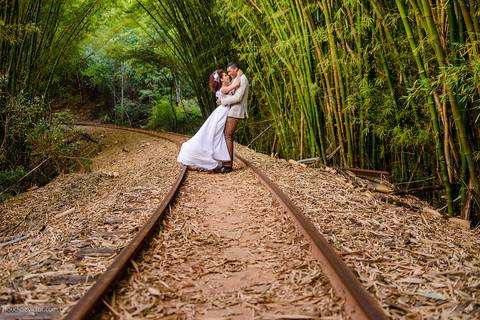 Lindo casamento com cerimônia realizada na praia de coqueiral de aracruz por fotógrafos de casamento vila velha fotógrafos de casamento vitória fotógrafos de casamento de serra esp santo es com noivo noiva e ensaio externo no bambuzal e na linha de trem'