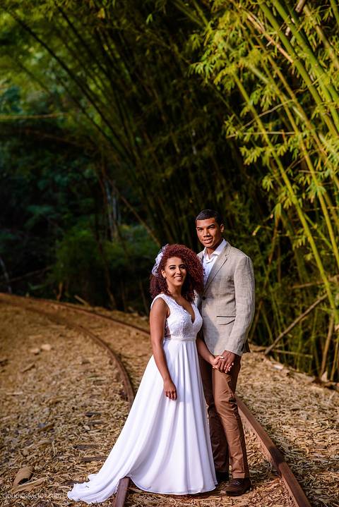 Lindo casamento com cerimônia realizada na praia de coqueiral de aracruz por fotógrafos de casamento vila velha fotógrafos de casamento vitória fotógrafos de casamento de serra esp santo es com noivo noiva e ensaio externo no bambuzal e na linha de trem'