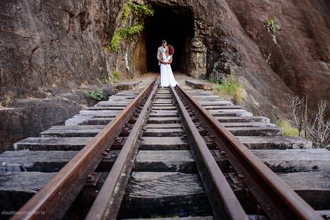 Lindo casamento com cerimônia realizada na praia de coqueiral de aracruz por fotógrafos de casamento vila velha fotógrafos de casamento vitória fotógrafos de casamento de serra esp santo es com noivo noiva e ensaio externo no bambuzal e na linha de trem'
