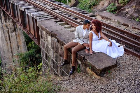 Lindo casamento com cerimônia realizada na praia de coqueiral de aracruz por fotógrafos de casamento vila velha fotógrafos de casamento vitória fotógrafos de casamento de serra esp santo es com noivo noiva e ensaio externo no bambuzal e na linha de trem'