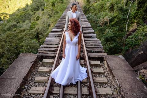 Lindo casamento com cerimônia realizada na praia de coqueiral de aracruz por fotógrafos de casamento vila velha fotógrafos de casamento vitória fotógrafos de casamento de serra esp santo es com noivo noiva e ensaio externo no bambuzal e na linha de trem'