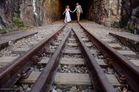 Lindo casamento com cerimônia realizada na praia de coqueiral de aracruz por fotógrafos de casamento vila velha fotógrafos de casamento vitória fotógrafos de casamento de serra esp santo es com noivo noiva e ensaio externo no bambuzal e na linha de trem'