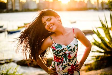 Lindo ensaio feminino de 15 anos realizado por fotógrafos de casamento de vila velha fotógrafos de casamento de vitória fotógrafos de casamento de serra espirito santo es com praia por do sol e muita alegria'