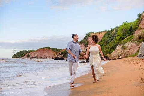 Ensaio de casal realizado em nova almeida serra por fotógrafos de casamento de vila velha fotógrafos de casamento de vitória fotógrafos de casamento de serra espirito santo es com noivo noiva sorrisos praia falésias e muito amor'
