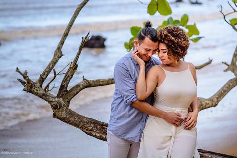 Ensaio de casal realizado em nova almeida serra por fotógrafos de casamento de vila velha fotógrafos de casamento de vitória fotógrafos de casamento de serra espirito santo es com noivo noiva sorrisos praia falésias e muito amor'