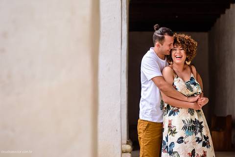 Ensaio de casal realizado em nova almeida serra por fotógrafos de casamento de vila velha fotógrafos de casamento de vitória fotógrafos de casamento de serra espirito santo es com noivo noiva sorrisos praia falésias e muito amor'