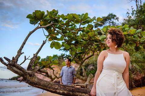 Ensaio de casal realizado em nova almeida serra por fotógrafos de casamento de vila velha fotógrafos de casamento de vitória fotógrafos de casamento de serra espirito santo es com noivo noiva sorrisos praia falésias e muito amor'