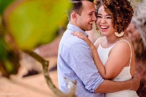 Ensaio de casal realizado em nova almeida serra por fotógrafos de casamento de vila velha fotógrafos de casamento de vitória fotógrafos de casamento de serra espirito santo es com noivo noiva sorrisos praia falésias e muito amor'