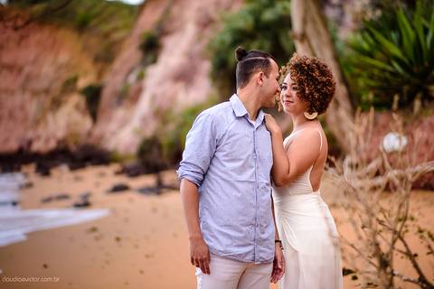 Ensaio de casal realizado em nova almeida serra por fotógrafos de casamento de vila velha fotógrafos de casamento de vitória fotógrafos de casamento de serra espirito santo es com noivo noiva sorrisos praia falésias e muito amor'