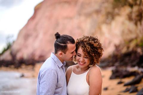 Ensaio de casal realizado em nova almeida serra por fotógrafos de casamento de vila velha fotógrafos de casamento de vitória fotógrafos de casamento de serra espirito santo es com noivo noiva sorrisos praia falésias e muito amor'