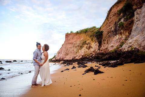 Ensaio de casal realizado em nova almeida serra por fotógrafos de casamento de vila velha fotógrafos de casamento de vitória fotógrafos de casamento de serra espirito santo es com noivo noiva sorrisos praia falésias e muito amor'