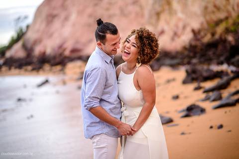 Ensaio de casal realizado em nova almeida serra por fotógrafos de casamento de vila velha fotógrafos de casamento de vitória fotógrafos de casamento de serra espirito santo es com noivo noiva sorrisos praia falésias e muito amor'