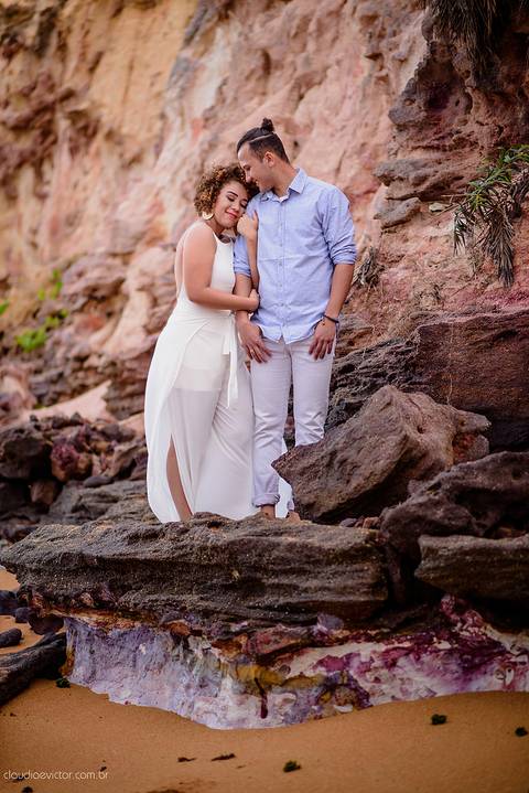 Ensaio de casal realizado em nova almeida serra por fotógrafos de casamento de vila velha fotógrafos de casamento de vitória fotógrafos de casamento de serra espirito santo es com noivo noiva sorrisos praia falésias e muito amor'