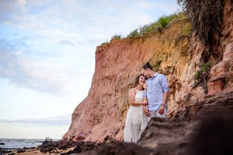Ensaio de casal realizado em nova almeida serra por fotógrafos de casamento de vila velha fotógrafos de casamento de vitória fotógrafos de casamento de serra espirito santo es com noivo noiva sorrisos praia falésias e muito amor'