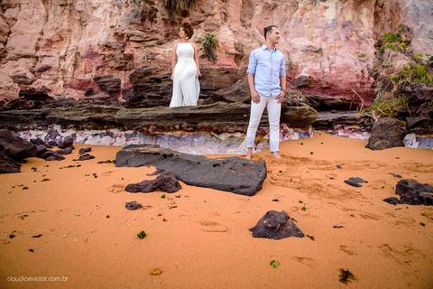 Ensaio de casal realizado em nova almeida serra por fotógrafos de casamento de vila velha fotógrafos de casamento de vitória fotógrafos de casamento de serra espirito santo es com noivo noiva sorrisos praia falésias e muito amor'