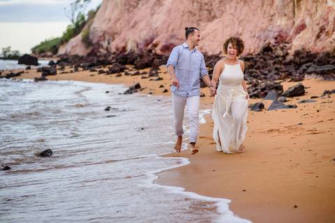 Ensaio de casal realizado em nova almeida serra por fotógrafos de casamento de vila velha fotógrafos de casamento de vitória fotógrafos de casamento de serra espirito santo es com noivo noiva sorrisos praia falésias e muito amor'