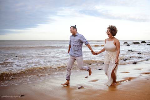 Ensaio de casal realizado em nova almeida serra por fotógrafos de casamento de vila velha fotógrafos de casamento de vitória fotógrafos de casamento de serra espirito santo es com noivo noiva sorrisos praia falésias e muito amor'