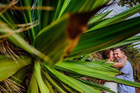 Ensaio de casal realizado em nova almeida serra por fotógrafos de casamento de vila velha fotógrafos de casamento de vitória fotógrafos de casamento de serra espirito santo es com noivo noiva sorrisos praia falésias e muito amor'