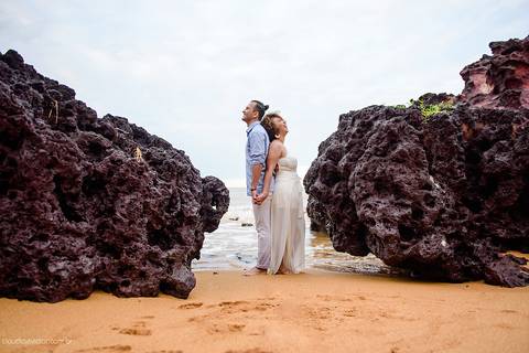Ensaio de casal realizado em nova almeida serra por fotógrafos de casamento de vila velha fotógrafos de casamento de vitória fotógrafos de casamento de serra espirito santo es com noivo noiva sorrisos praia falésias e muito amor'