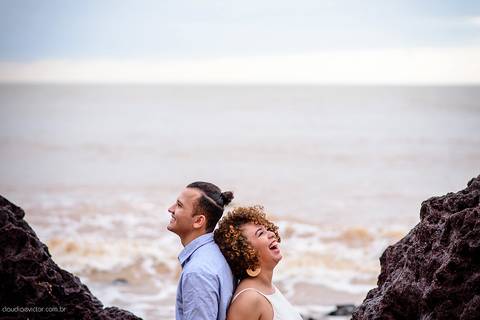 Ensaio de casal realizado em nova almeida serra por fotógrafos de casamento de vila velha fotógrafos de casamento de vitória fotógrafos de casamento de serra espirito santo es com noivo noiva sorrisos praia falésias e muito amor'