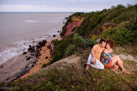 Ensaio de casal realizado em nova almeida serra por fotógrafos de casamento de vila velha fotógrafos de casamento de vitória fotógrafos de casamento de serra espirito santo es com noivo noiva sorrisos praia falésias e muito amor'