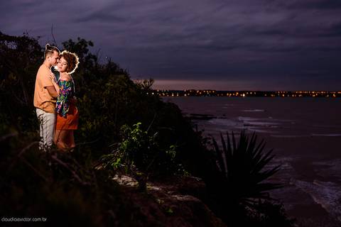 Ensaio de casal realizado em nova almeida serra por fotógrafos de casamento de vila velha fotógrafos de casamento de vitória fotógrafos de casamento de serra espirito santo es com noivo noiva sorrisos praia falésias e muito amor'