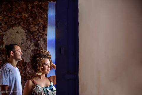 Ensaio de casal realizado em nova almeida serra por fotógrafos de casamento de vila velha fotógrafos de casamento de vitória fotógrafos de casamento de serra espirito santo es com noivo noiva sorrisos praia falésias e muito amor'