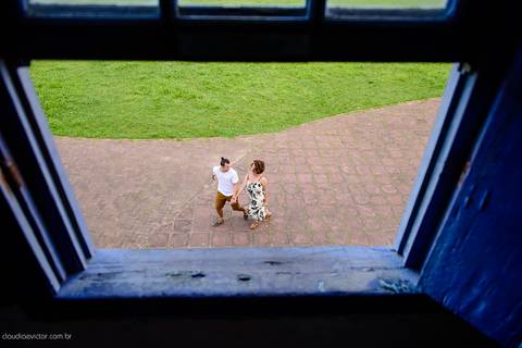 Ensaio de casal realizado em nova almeida serra por fotógrafos de casamento de vila velha fotógrafos de casamento de vitória fotógrafos de casamento de serra espirito santo es com noivo noiva sorrisos praia falésias e muito amor'
