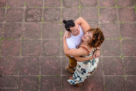 Ensaio de casal realizado em nova almeida serra por fotógrafos de casamento de vila velha fotógrafos de casamento de vitória fotógrafos de casamento de serra espirito santo es com noivo noiva sorrisos praia falésias e muito amor'