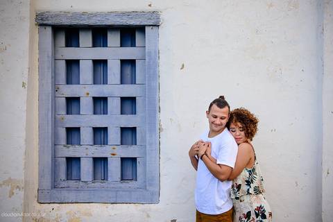Ensaio de casal realizado em nova almeida serra por fotógrafos de casamento de vila velha fotógrafos de casamento de vitória fotógrafos de casamento de serra espirito santo es com noivo noiva sorrisos praia falésias e muito amor'