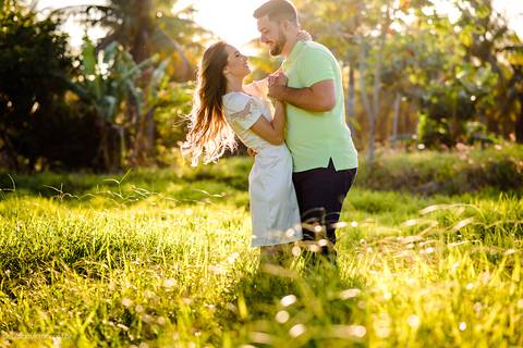 Lindo ensaio com um casal de noivos num sítio com por do sol e lago fotografado por fotógrafos de casamento de vila velha fotógrafos de casamento de vitória fotógrafos de casamento de serra espirito santo es'