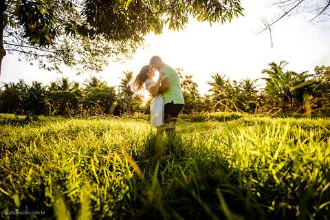 Lindo ensaio com um casal de noivos num sítio com por do sol e lago fotografado por fotógrafos de casamento de vila velha fotógrafos de casamento de vitória fotógrafos de casamento de serra espirito santo es'