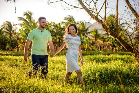 Lindo ensaio com um casal de noivos num sítio com por do sol e lago fotografado por fotógrafos de casamento de vila velha fotógrafos de casamento de vitória fotógrafos de casamento de serra espirito santo es'