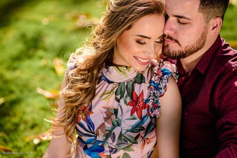 Lindo ensaio com um casal de noivos num sítio com por do sol e lago fotografado por fotógrafos de casamento de vila velha fotógrafos de casamento de vitória fotógrafos de casamento de serra espirito santo es'