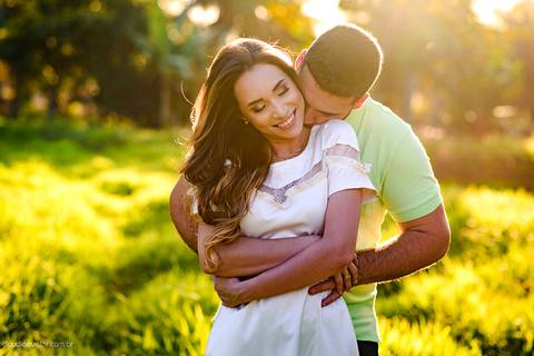 Lindo ensaio com um casal de noivos num sítio com por do sol e lago fotografado por fotógrafos de casamento de vila velha fotógrafos de casamento de vitória fotógrafos de casamento de serra espirito santo es'
