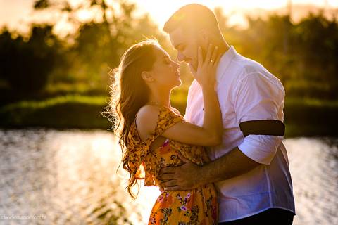 Lindo ensaio com um casal de noivos num sítio com por do sol e lago fotografado por fotógrafos de casamento de vila velha fotógrafos de casamento de vitória fotógrafos de casamento de serra espirito santo es'