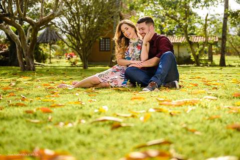 Lindo ensaio com um casal de noivos num sítio com por do sol e lago fotografado por fotógrafos de casamento de vila velha fotógrafos de casamento de vitória fotógrafos de casamento de serra espirito santo es'