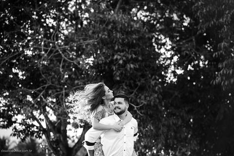 Lindo ensaio com um casal de noivos num sítio com por do sol e lago fotografado por fotógrafos de casamento de vila velha fotógrafos de casamento de vitória fotógrafos de casamento de serra espirito santo es'