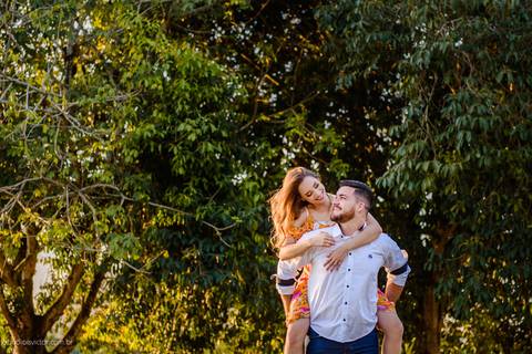 Lindo ensaio com um casal de noivos num sítio com por do sol e lago fotografado por fotógrafos de casamento de vila velha fotógrafos de casamento de vitória fotógrafos de casamento de serra espirito santo es'