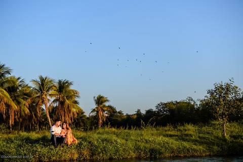 Lindo ensaio com um casal de noivos num sítio com por do sol e lago fotografado por fotógrafos de casamento de vila velha fotógrafos de casamento de vitória fotógrafos de casamento de serra espirito santo es'