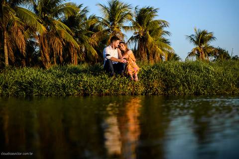 Lindo ensaio com um casal de noivos num sítio com por do sol e lago fotografado por fotógrafos de casamento de vila velha fotógrafos de casamento de vitória fotógrafos de casamento de serra espirito santo es'