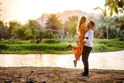 Lindo ensaio com um casal de noivos num sítio com por do sol e lago fotografado por fotógrafos de casamento de vila velha fotógrafos de casamento de vitória fotógrafos de casamento de serra espirito santo es'
