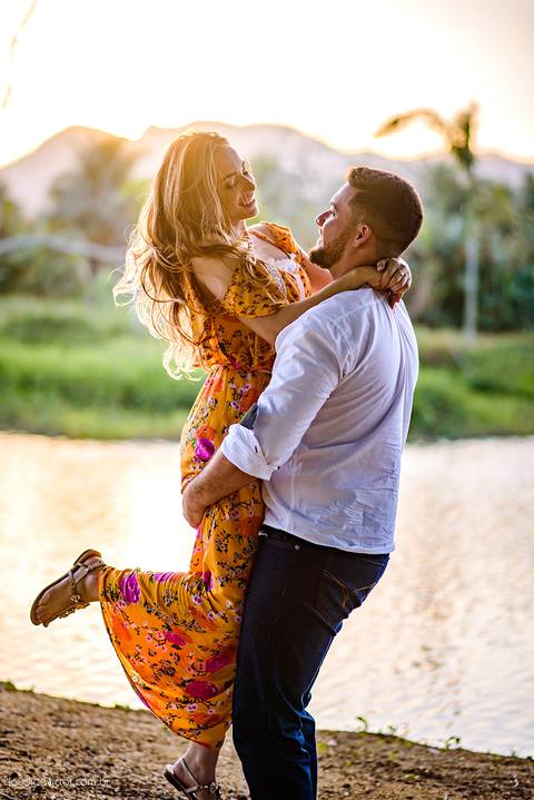 Lindo ensaio com um casal de noivos num sítio com por do sol e lago fotografado por fotógrafos de casamento de vila velha fotógrafos de casamento de vitória fotógrafos de casamento de serra espirito santo es'