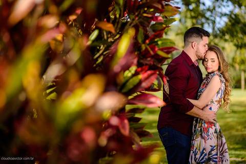 Lindo ensaio com um casal de noivos num sítio com por do sol e lago fotografado por fotógrafos de casamento de vila velha fotógrafos de casamento de vitória fotógrafos de casamento de serra espirito santo es'
