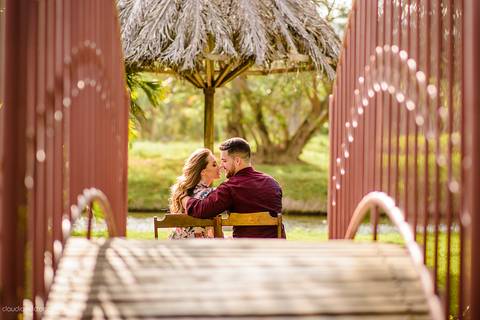 Lindo ensaio com um casal de noivos num sítio com por do sol e lago fotografado por fotógrafos de casamento de vila velha fotógrafos de casamento de vitória fotógrafos de casamento de serra espirito santo es'