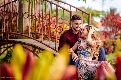 Lindo ensaio com um casal de noivos num sítio com por do sol e lago fotografado por fotógrafos de casamento de vila velha fotógrafos de casamento de vitória fotógrafos de casamento de serra espirito santo es'