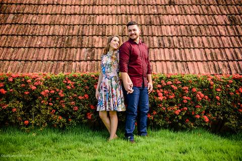 Lindo ensaio com um casal de noivos num sítio com por do sol e lago fotografado por fotógrafos de casamento de vila velha fotógrafos de casamento de vitória fotógrafos de casamento de serra espirito santo es'